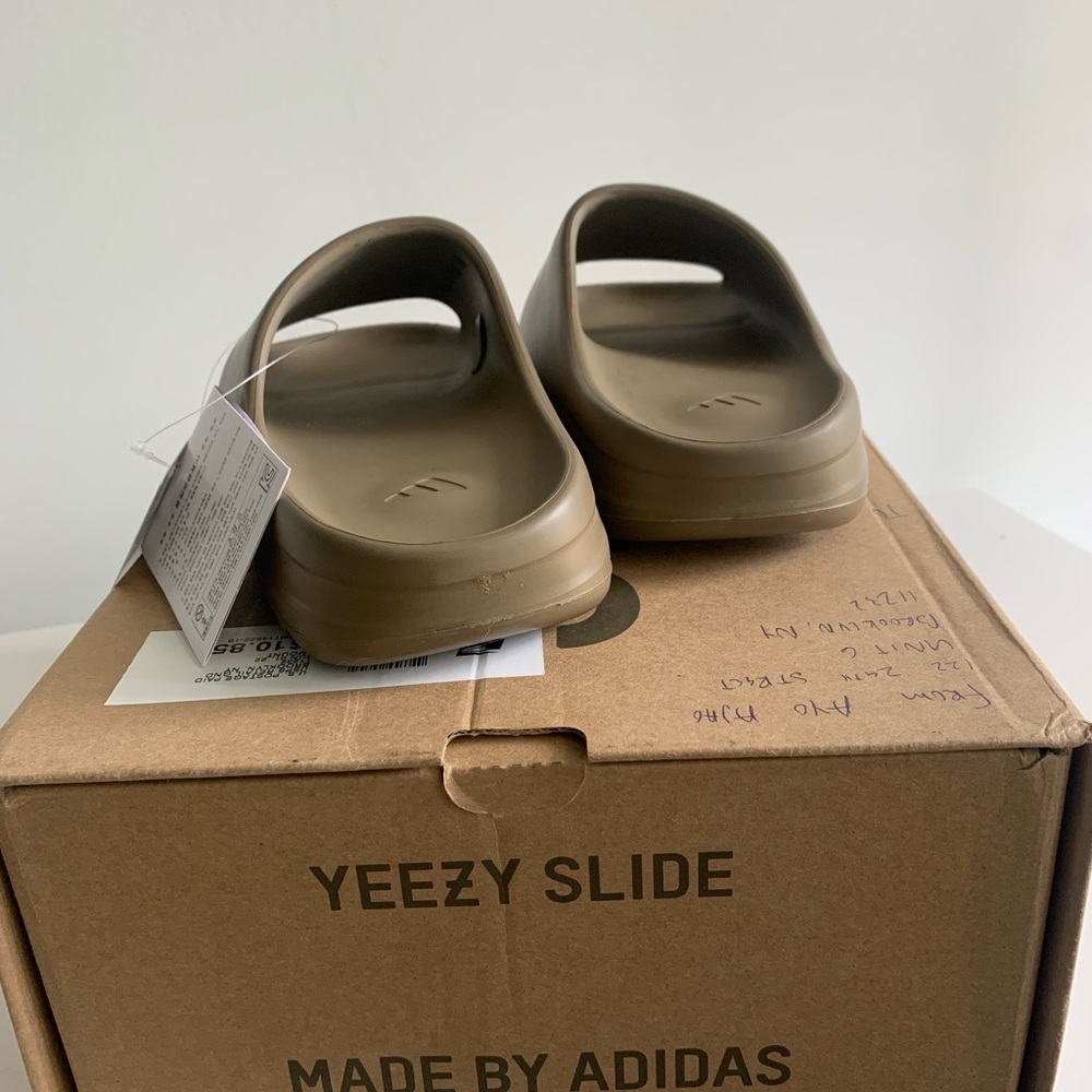 yzy slides. 10/10 condition. Bought for my girl but didn’t fit her